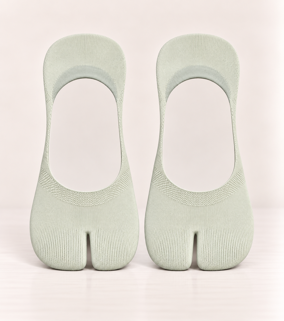 Thin and lightweight split-toe